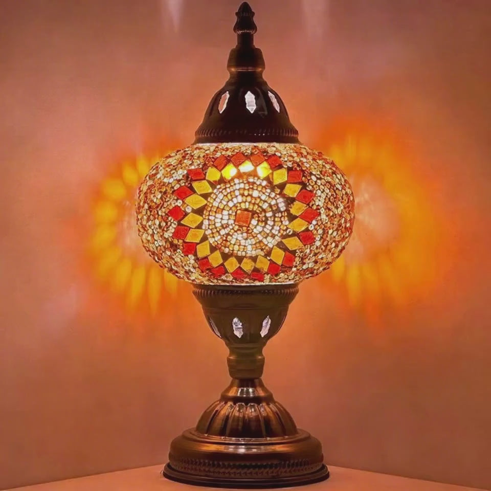 360-degree view of the Retro Elegance mosaic glass table lamp